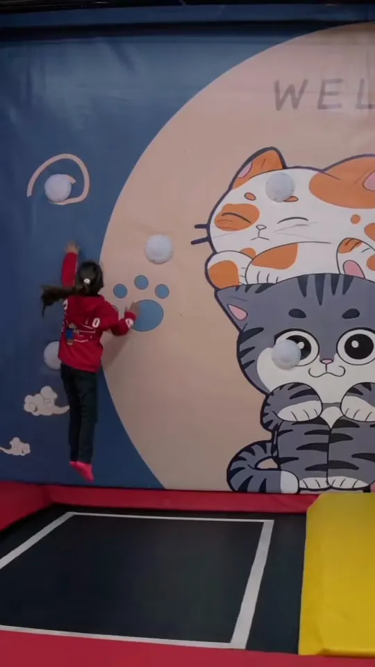 Mural de gatitos sobre una cama elástica para peques