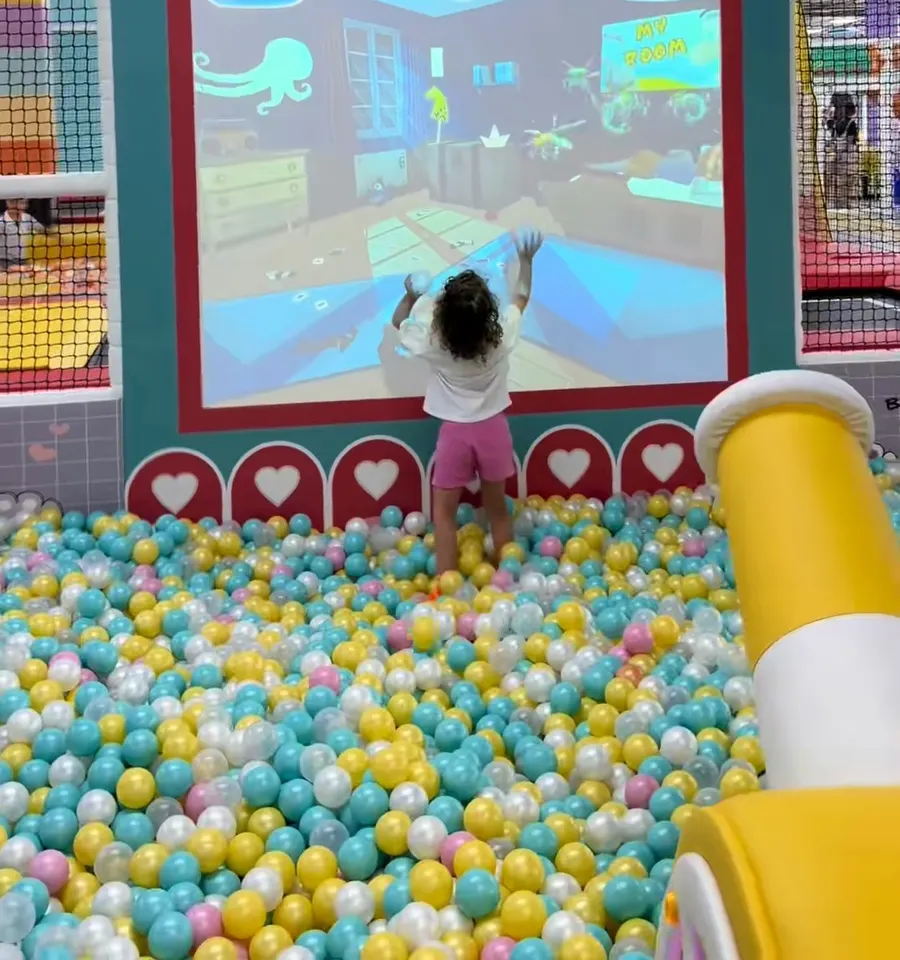 Juego interactivo proyectado sobre la piscina de bolas