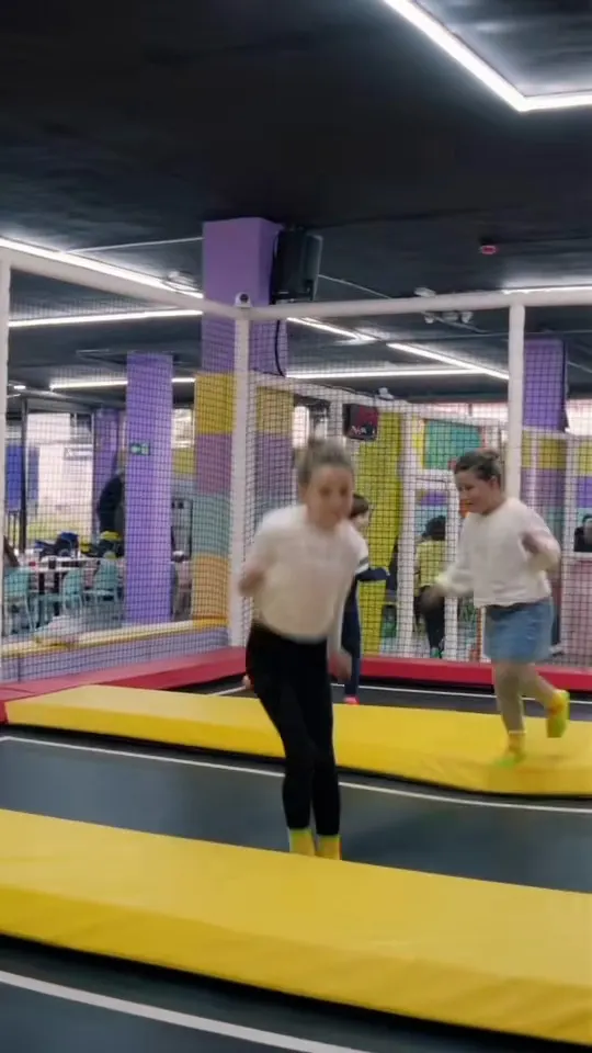 Niñas saltando en las camas elásticas del Parque Kids