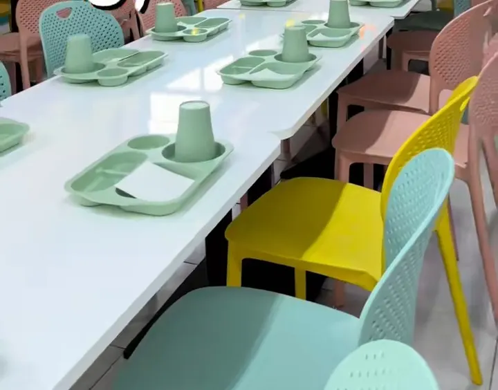 Mesas en colores pastel preparadas para un cumpleaños