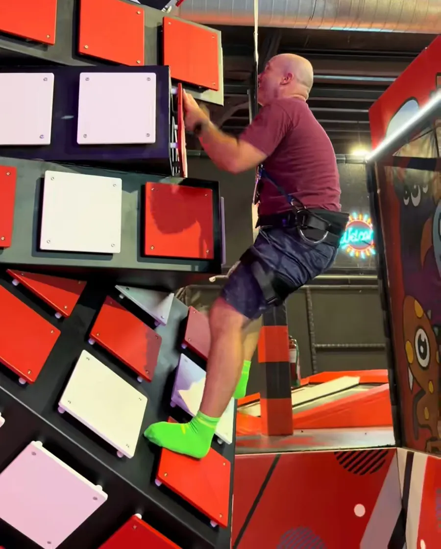 Adulto escalando los cubos Rubik