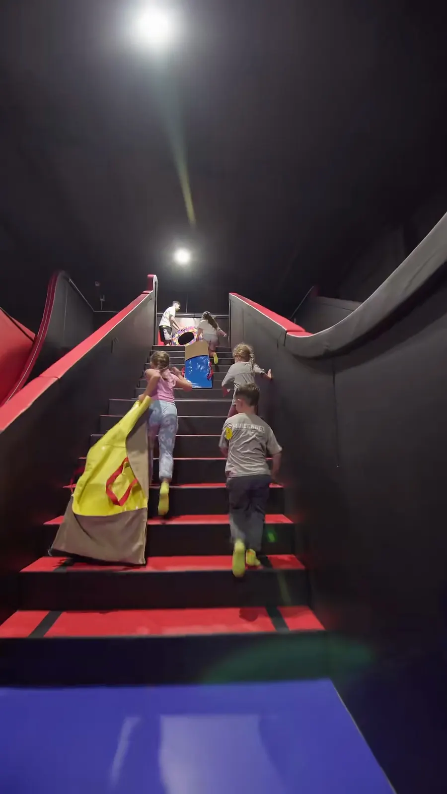 Escaleras y toboganes gigantes